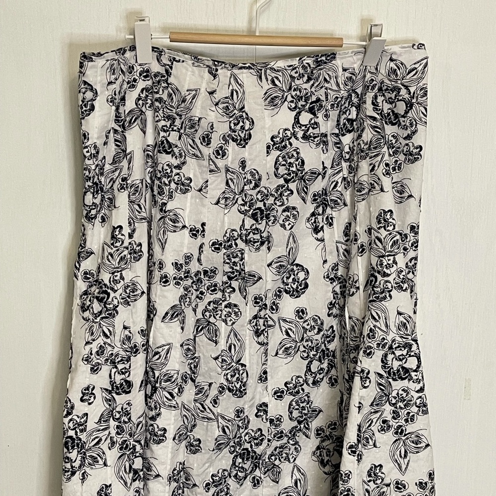 Christopher & Banks Floral Navy and White Pleated Flare Skirt Size 12